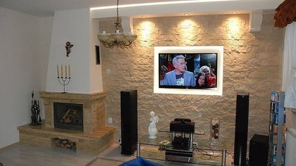 Sciana TV z kominkiem w kamieniu ozdobnym z oswietleniem led   TV Wand Tomasz Szafarek