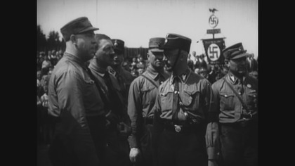 Hitler po przejęciu władzy w partii zyskuje coraz większe poparcie, jego przem&oacute;wienia poruszają masy. Wykorzystuje m.in. rozgoryczenie Niemc&oacute;w traktatem wersalskim.