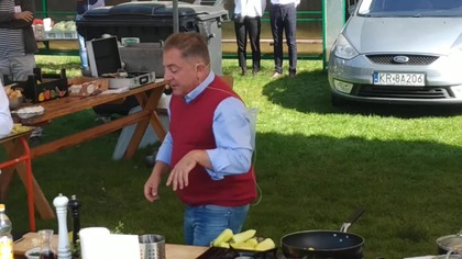 Robert Makłowicz przygotowuje paprykę podczas Wolanów Food Festival