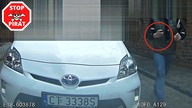 Taksówkarz nie chce cofnąć i grozi kierowcy gazem pieprzowym.  STOP PIRAT