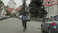 Kobieta na rowerze i jej manewr skrętu