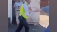 Muzułmanie biją policję kt&oacute;ra chce wejść do strefy no go w Anglii by zbadać przestepstwo
