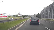 Szeryf drogowy pr&oacute;buje zabić motocyklistę