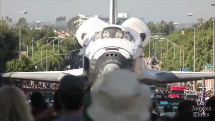 Wahadłowiec Endeavour na ulicach Los Angeles