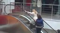 Blondynka i ruchome schody