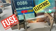 Przepływ prądu elektrycznego przez bezpiecznik topikowy przemysłowy