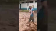 Ona na pewno nie spodziewała się czegoś takiego w drodzę na plażę...