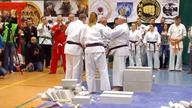 Master Andrzej Kulesz bije rekord w rozbijaniu betonowych bloków : Budo Bushi Łącko 2018