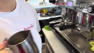 Kawka z SK! Baristka podaje! Kawiarnia Wiklina w Sarbinowie od środka! Zapraszamy! #coffee #shorts