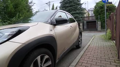 Nie może spokojnie wjechać na posesję.  Sypią się mandaty !!! mp4 686x432