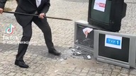 JANUSZ KORWIN-MIKKE NISZCZY TELEWIZORY