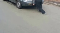 Twardziel kontra samoch&oacute;d
