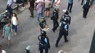 Protestujący kontra policjant