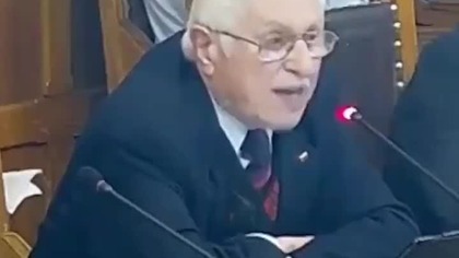 Cieszyn odrzuca prośbę o zdjęcie ukraińskiej flagi z ratusza   
Władze Cieszyna odrzuciły petycję podpisaną przez 1200 mieszkańców, domagających się usunięcia ukraińskiej flagi z ratusza  największej akcji tego typu w historii miasta. Burmistrz Gabriela Staszkiewicz uzasadniła decyzję solidarnością z ukraińskimi uchodźcami, wskazując brak regulacji prawnych. Czy to symbol jedności, czy kontrowersyjny gest? Co o tym sądzicie? Dzielcie się opiniami!   
#Polska #Ukraina #Solidarność
