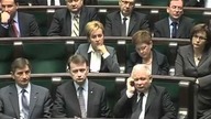 Co robi Jarosław Kaczyński podczas expose premiera?