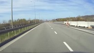 Drog&oacute;wka i zamieszanie za znakami drogowymi 