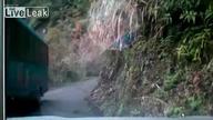 Autobus stoczyl sie ze skarpy