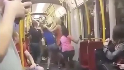 Bójka nastolatek w tramwaju w Warszawie