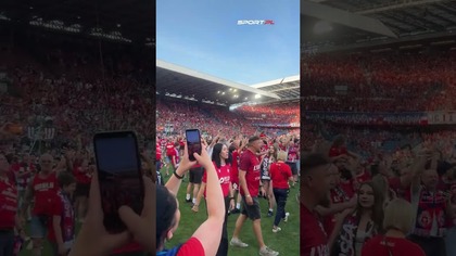 WISŁA CZEKAŁA NA TO CZTERY LATAINWAZJA KIBICÓW NA BOISKO PO AWANSIE DO EKSTRAKLASY