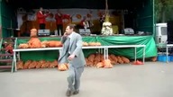 Niezwykły taniec polskich kloszard&oacute;w