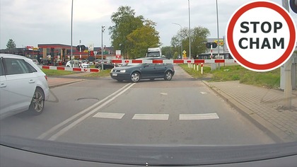 Utknął miedzy rogatkami na przejeździe kolejowym w Kołobrzegu #1983 Wasze Filmy