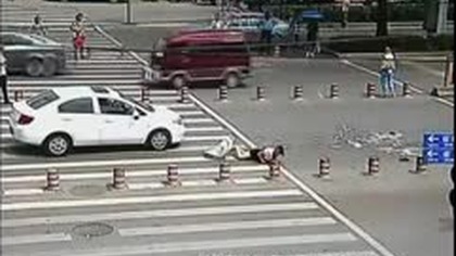 Kobietę potrąciło auto  Świadkowie pobiegli     