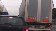 Szeryf drogowy prawie rysuje dach samochodu