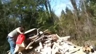 Jak dw&oacute;ch idiot&oacute;w podpala stertę drzewa