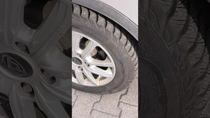 Kierowca ma fantazję.  Opony z kolcami 