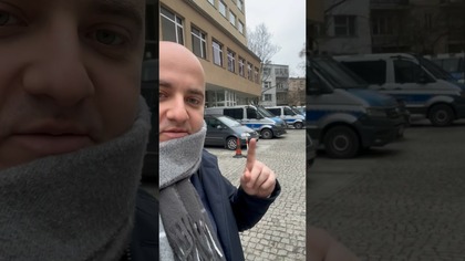 Wychodząc z hotelu sejmowego.  Łącznie osiem wozów policji.  #ProtestRolników