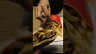 Ludzie oszaleli na punkcie Burgera Drwala.  Wiemy, ile kosztuje w tym roku