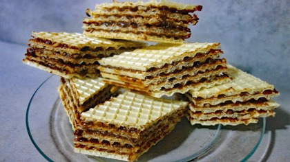 Pischinger lepszy niż z cukierni! Najszybsze wafle bez pieczenia w 10 minut z kajmakiem i orzechami!