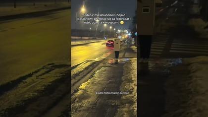 PRZEBIERA SIĘ ZA FOTORADAR I ROBI KIEROWCOM ZDJĘCIA