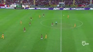Makabryczna kontuzja bramkarza przy wykopywaniu piłki +18