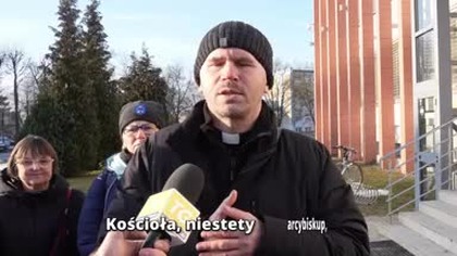 Ksiądz krytykował obostrzenia, teraz go wyrzucają.  Ruszył proces Ks.  Daniela Galusa mp4 228x144