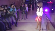 Pilnowała, by bluzka nie odsłoniła za dużo, ale ona i tak wciąż się rozchylała [Plotek]