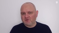 Brodaci mężczyźni nachodzą warszawskich kupców! Wraca przestępczość z lat 90 mp4 686x432