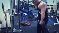 Jak ćwiczyć na siłowni? Dorian Yates trenuje Darren'a Nicholhurst'a.