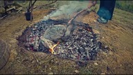 Pieczenie kurczaka w glinie - leśne gotowanie Bez Gar&oacute;w
