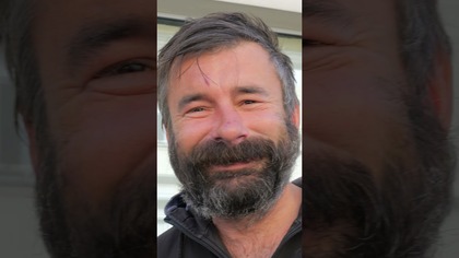 BEZDOMNY NAUCZYCIEL WYZNAJE, DLACZEGO MIESZKA NA ULICY