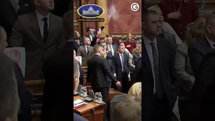 RANNI POSŁOWIE I GRANATY W PARLAMENCIE.  PROTEST PRZECIWKO RZĄDOWI W SERBII
