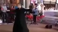okazuje się że księża też bardzo dobrze tańczą