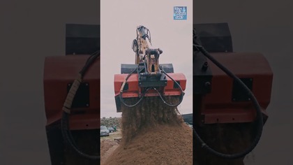 Koparka CAT z łyżką przesiewającą w akcji! 