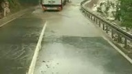 Droga grozy, rwąca rzeka na drodze...  jazda w ciemno