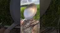 Wok i kuchnia połowa nad ogniskiem w obozie łowca