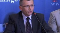 Więźniowie pomagają usuwać skutki powodzi