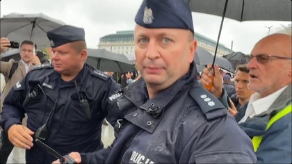 Skandal! Policja ochrania wieniec znieważający śp.  prezydenta Lecha Kaczyńskiego!