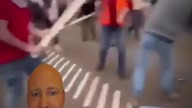 Wściekli muzułmanie, uzbrojeni w kije i deski, brutalnie atakują  (1)