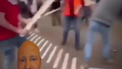 Wściekli muzułmanie, uzbrojeni w kije i deski, brutalnie atakują  (1)