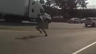 Nagi mężczyzna zastrzelony na autostradzie w USA 18+